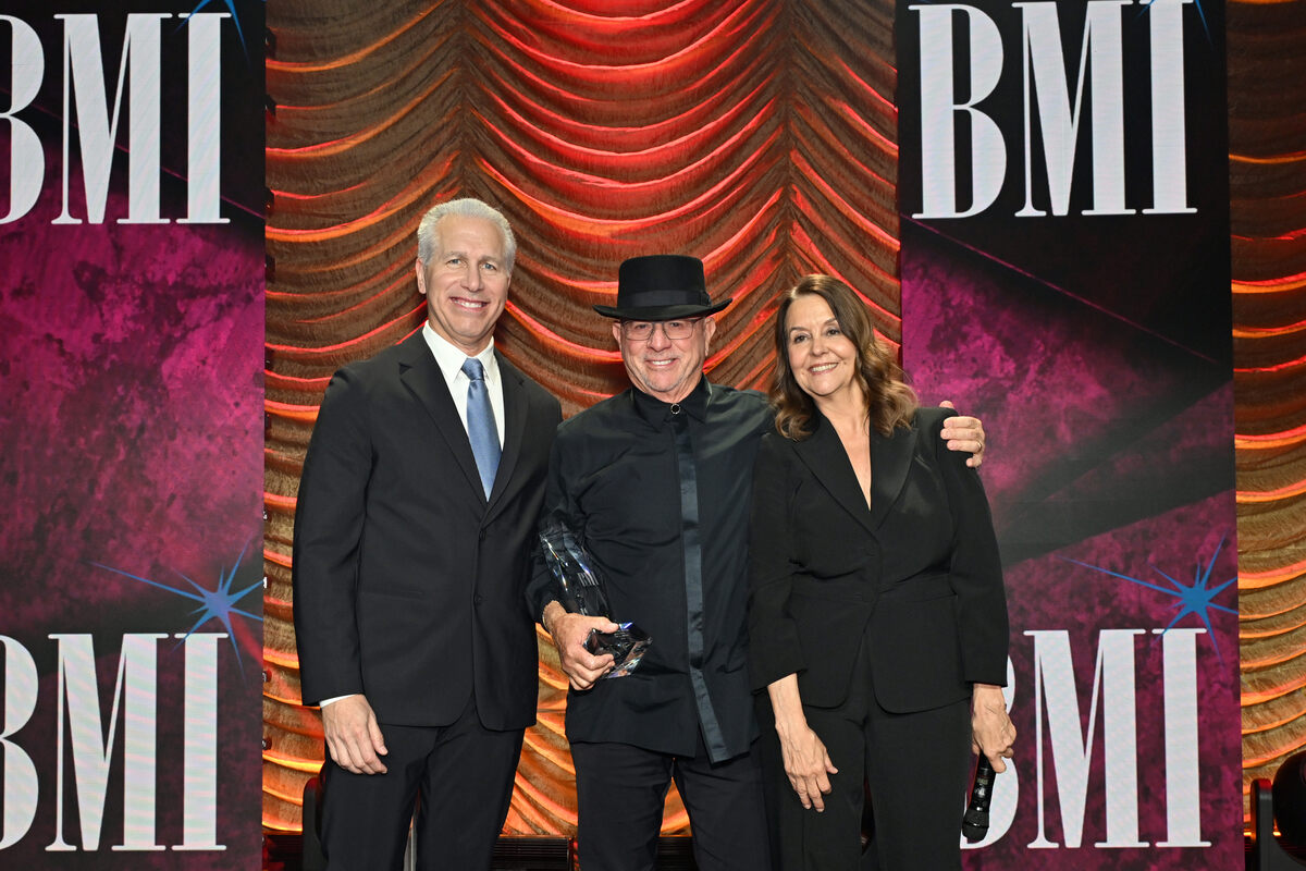 (L-R) Mike Steinberg, EVP, Chief Revenue & Creative Officer, BMI, Mike Post, winner of the BMI Award for 