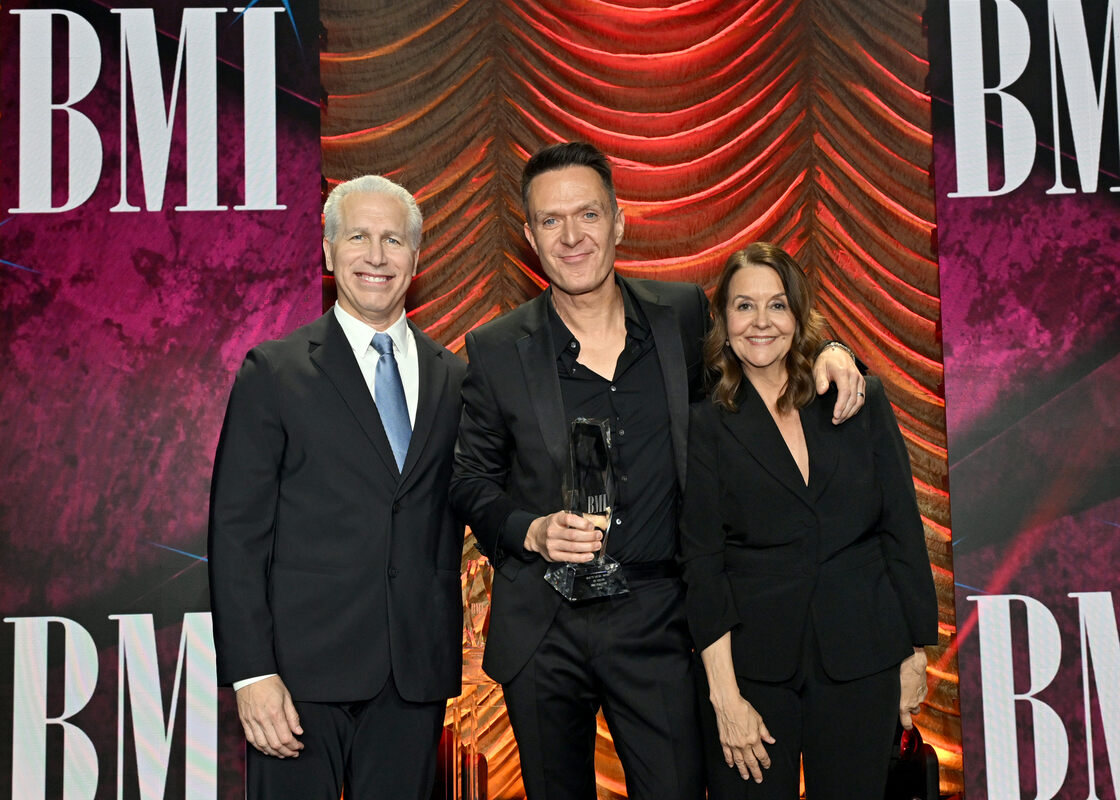 (L-R) Mike Steinberg, EVP, Chief Revenue & Creative Officer, BMI, Fil Eisler, winner of the BMI Award for 