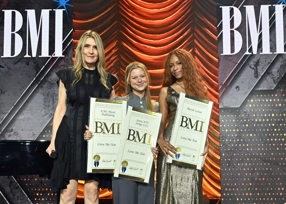 (L-R) Samantha Cox, VP, Creative, New York, BMI presents the BMI Award to Helen Lazenby and Ravyn Lenae for 